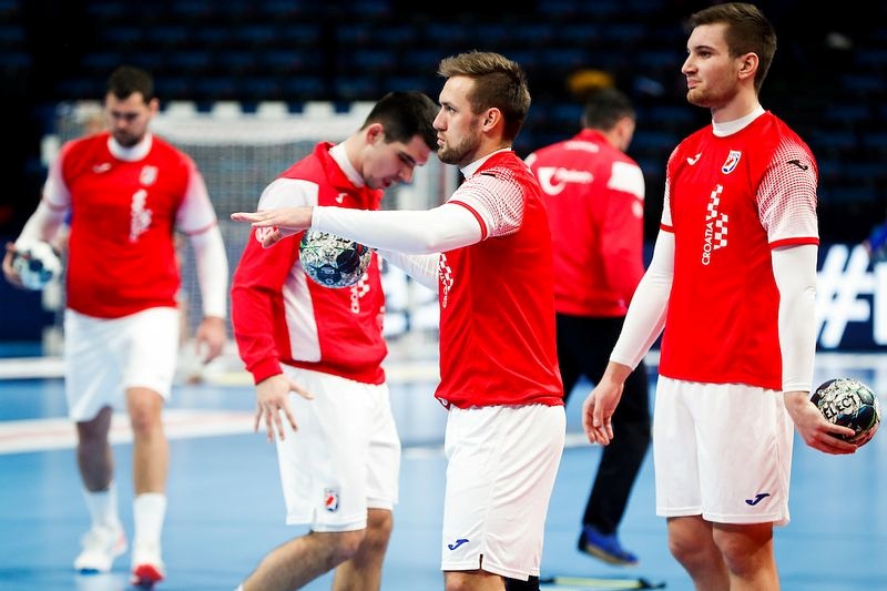 Hrvatska - Danska / Davor CAVAR (56), Luka CINDRIC (33) and Tin LUCIN (41) during the handball match Iceland vs Croatia, Men’s EHF EURO 2022 Hungary, Slovakia, Budapest ,Hungary, 24.01.2021, Mandatory Credit © Jure Erzen / kolektiff