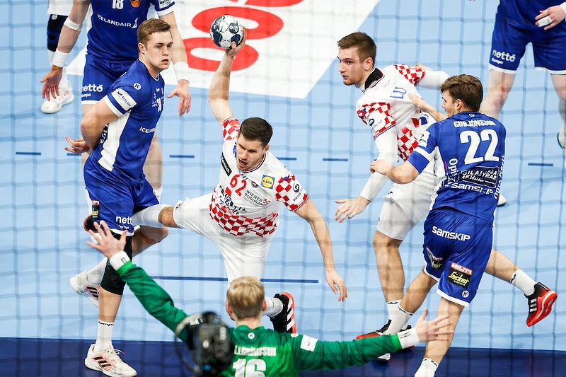 _UH38145_Hrvatska - Island EP 2022, Budapest /Marin JELINIC (62), Tin LUCIN (41) and Sigvaldi Bjørn GUDJONSSON (22) during the handball match Iceland vs Croatia, Men’s EHF EURO 2022 Hungary, Slovakia, Budapest ,Hungary, 24.01.2021, Mandatory Credit © Uros Hocevar / kolektiff