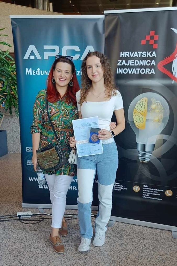 Mateja Kovač i mentorica Renata Martinec, OŠ Domašinec, 21. međunarodna izložba inovacija ARCA 2023.